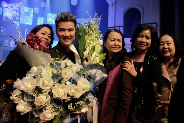 
	
	Kết thúc đêm nhạc, rất nhiều khán giả tặng hoa và muốn chụp ảnh cùng Mr Đàm - Tin sao Viet - Tin tuc sao Viet - Scandal sao Viet - Tin tuc cua Sao - Tin cua Sao